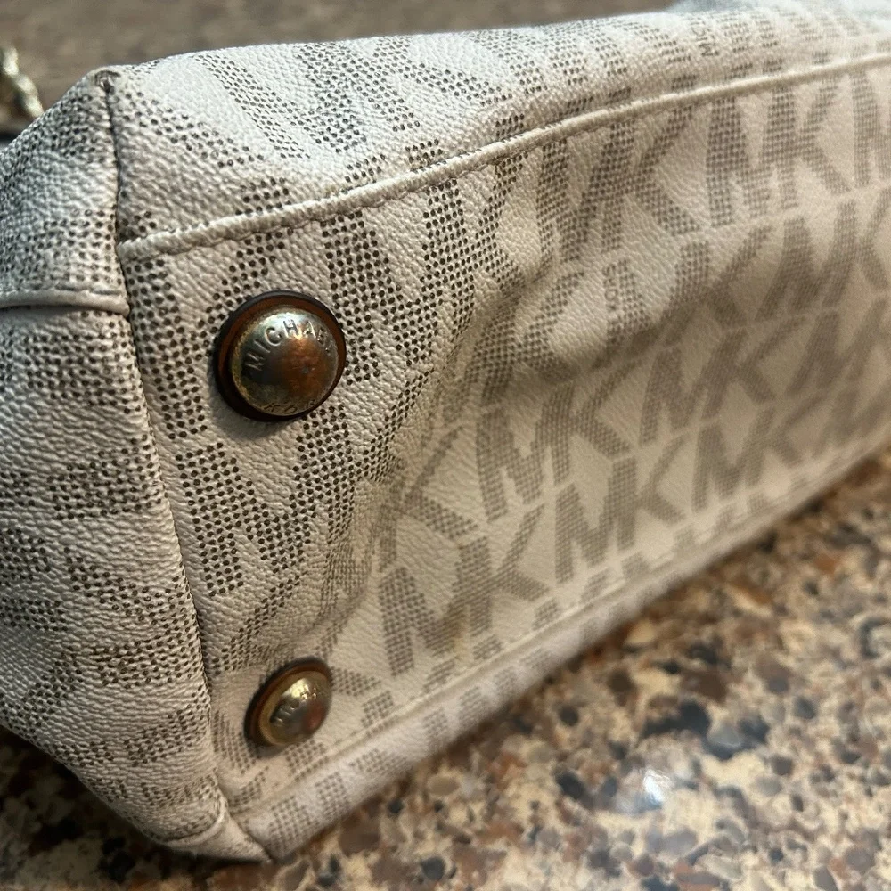 Micheal Kors Monogram Tote Handbag - Picture 5 of 8